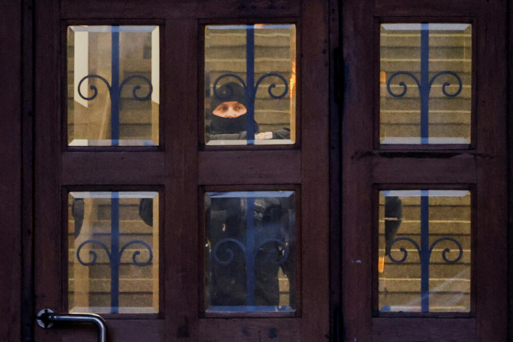 Čeki policajac u zgradi Fakulteta umjetnosti nakon jučerašnje pucnjave, Foto: Reuters