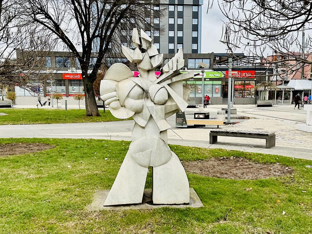 Skulptura 'Žena i muzika', Dominik Labovi