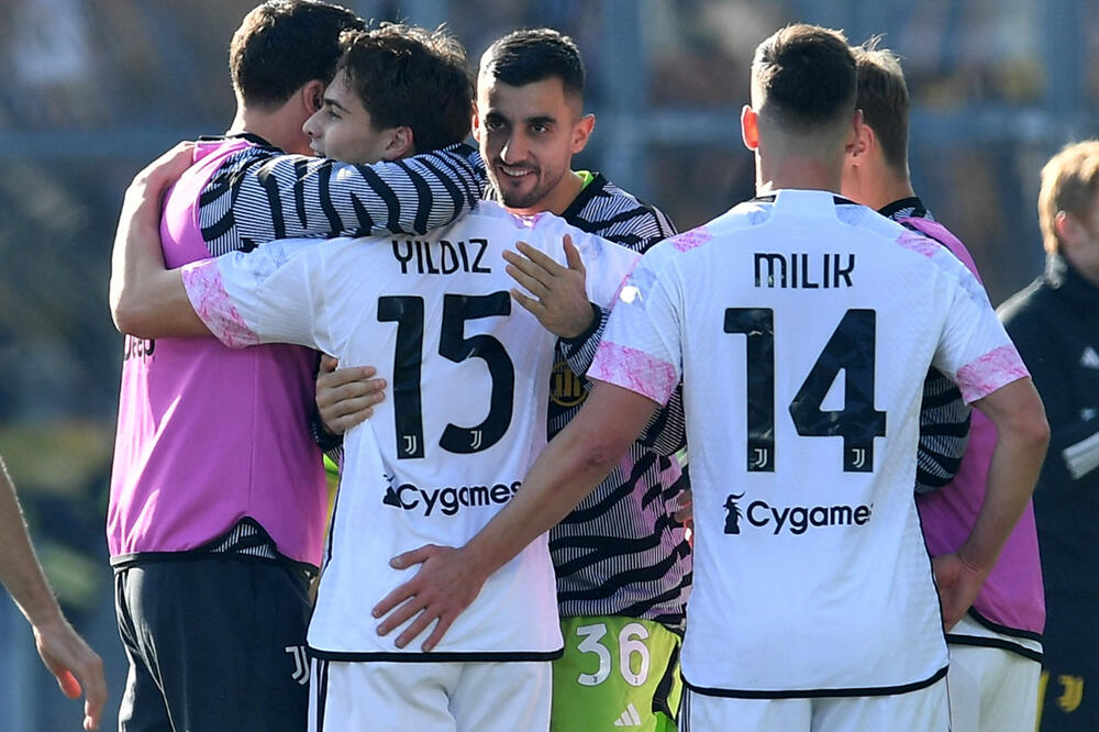 Jildiz proslavlja gol sa saigračima, Foto: Reuters