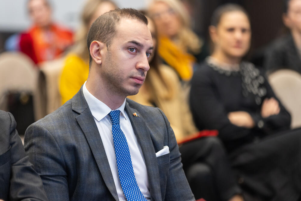 <p>"Priča o zabrani duvanskih proizvoda nemoguća je bez zabrane i elektronskih cigareta“, istakao je Pavićević</p>