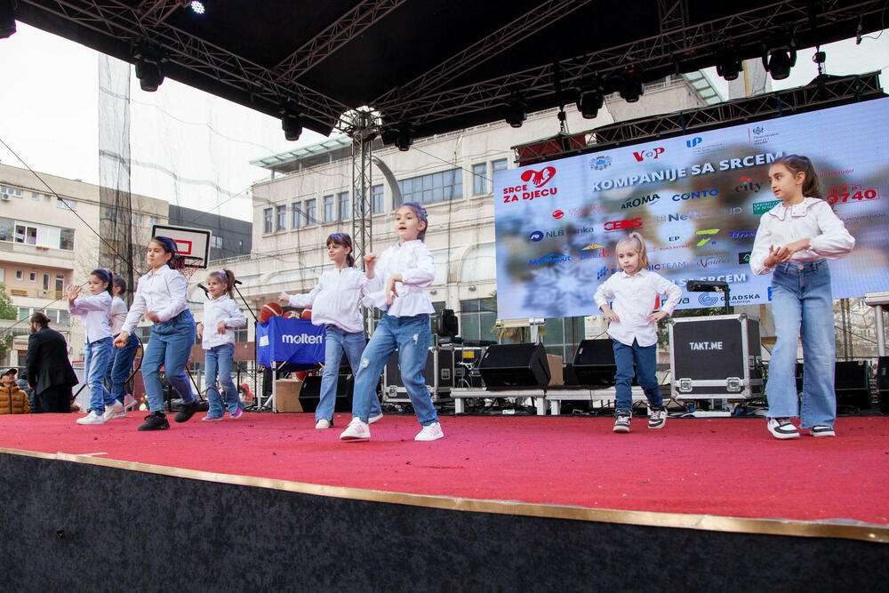 <p>Sa mališanima su se družili neki od najboljih crnogorskih sportista, ispred Fudbalskog saveza, Košarkaškog saveza, Rukometnog saveza, košarkaši "Budućnosti" i automobilista Filip Kunčer</p>