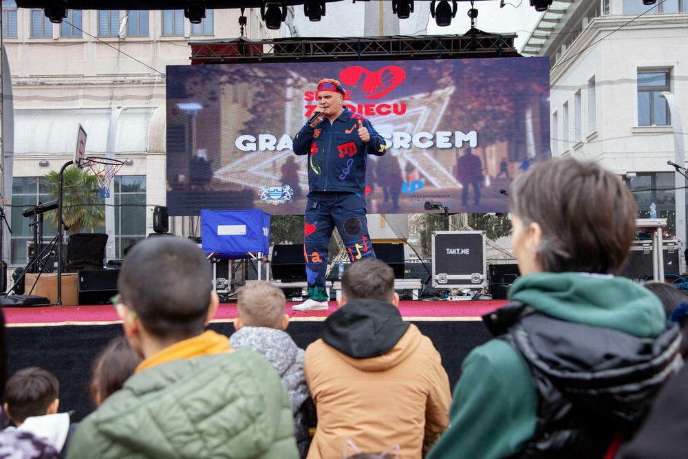 <p>Sa mališanima su se družili neki od najboljih crnogorskih sportista, ispred Fudbalskog saveza, Košarkaškog saveza, Rukometnog saveza, košarkaši "Budućnosti" i automobilista Filip Kunčer</p>