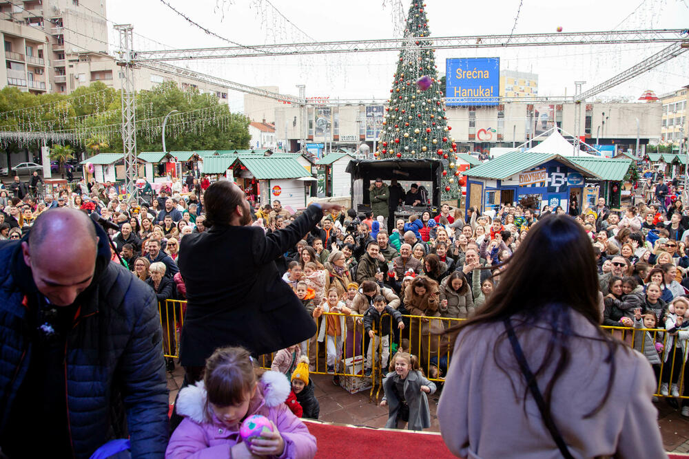 <p>Sa mališanima su se družili neki od najboljih crnogorskih sportista, ispred Fudbalskog saveza, Košarkaškog saveza, Rukometnog saveza, košarkaši "Budućnosti" i automobilista Filip Kunčer</p>