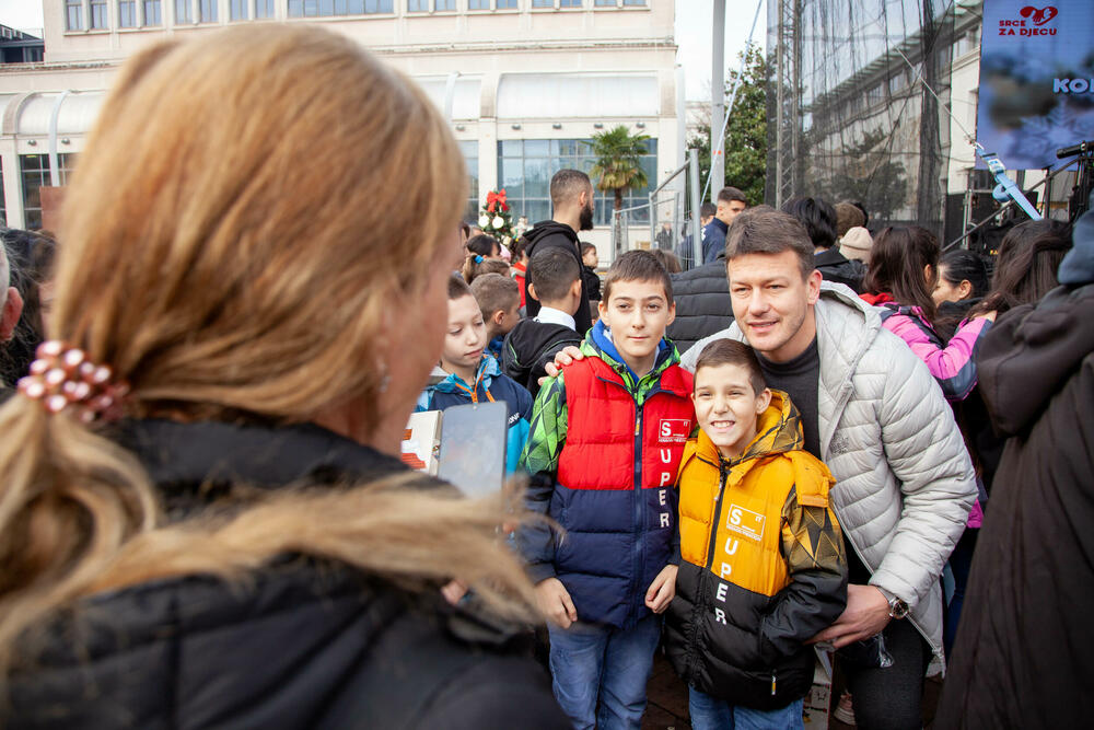 <p>Sa mališanima su se družili neki od najboljih crnogorskih sportista, ispred Fudbalskog saveza, Košarkaškog saveza, Rukometnog saveza, košarkaši "Budućnosti" i automobilista Filip Kunčer</p>