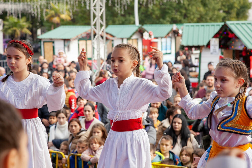 <p>Sa mališanima su se družili neki od najboljih crnogorskih sportista, ispred Fudbalskog saveza, Košarkaškog saveza, Rukometnog saveza, košarkaši "Budućnosti" i automobilista Filip Kunčer</p>