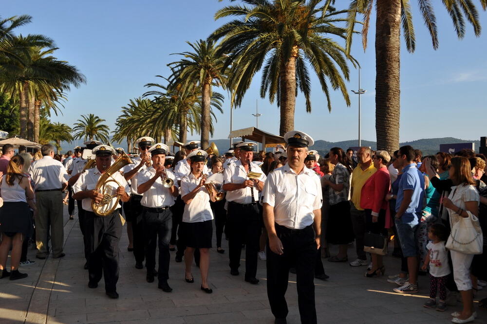 Lanceroti na čelu povorke Gradske muzike, Foto: Siniša Luković
