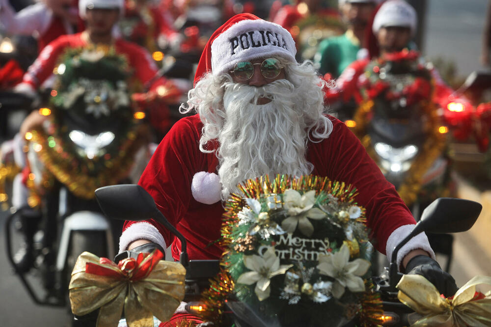 Peruanski policajac obučen kao Djeda Mraz, Foto: Reuters