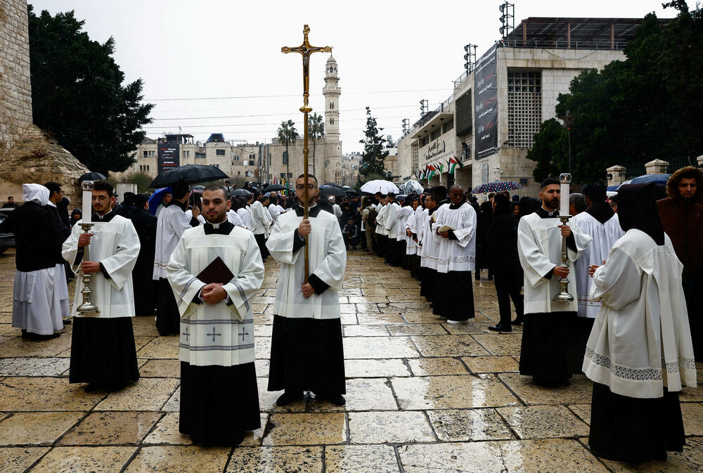 <p>Na sjeveru Gaze vojnici su pronašli skladište oružja u blizini škola, džamije i medicinskog centra u kojem su bili eksplozivni pojasevi namijenjeni djeci, desetine mina i stotine granata, saopštila je vojska</p>