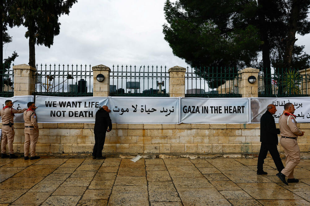 <p>Na sjeveru Gaze vojnici su pronašli skladište oružja u blizini škola, džamije i medicinskog centra u kojem su bili eksplozivni pojasevi namijenjeni djeci, desetine mina i stotine granata, saopštila je vojska</p>