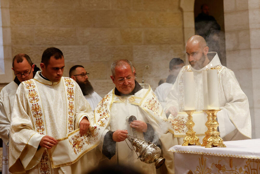 <p>Na sjeveru Gaze vojnici su pronašli skladište oružja u blizini škola, džamije i medicinskog centra u kojem su bili eksplozivni pojasevi namijenjeni djeci, desetine mina i stotine granata, saopštila je vojska</p>