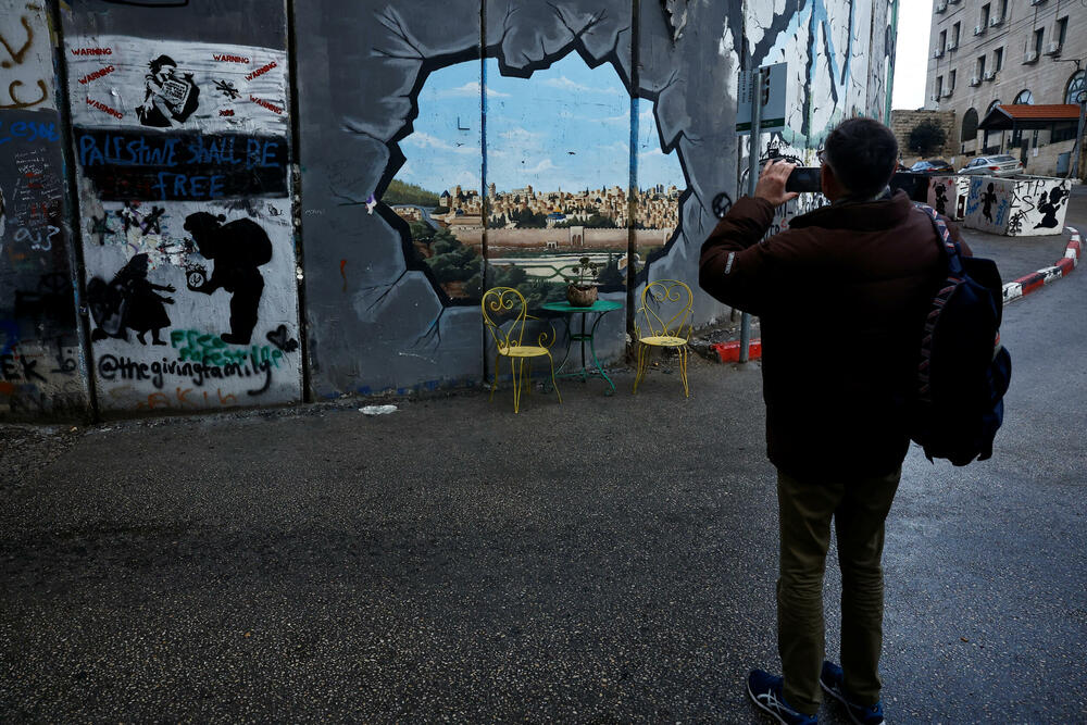 <p>Na sjeveru Gaze vojnici su pronašli skladište oružja u blizini škola, džamije i medicinskog centra u kojem su bili eksplozivni pojasevi namijenjeni djeci, desetine mina i stotine granata, saopštila je vojska</p>