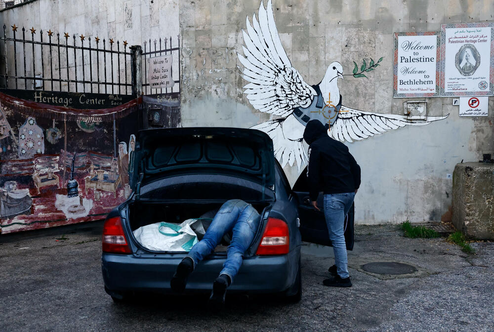 <p>Na sjeveru Gaze vojnici su pronašli skladište oružja u blizini škola, džamije i medicinskog centra u kojem su bili eksplozivni pojasevi namijenjeni djeci, desetine mina i stotine granata, saopštila je vojska</p>