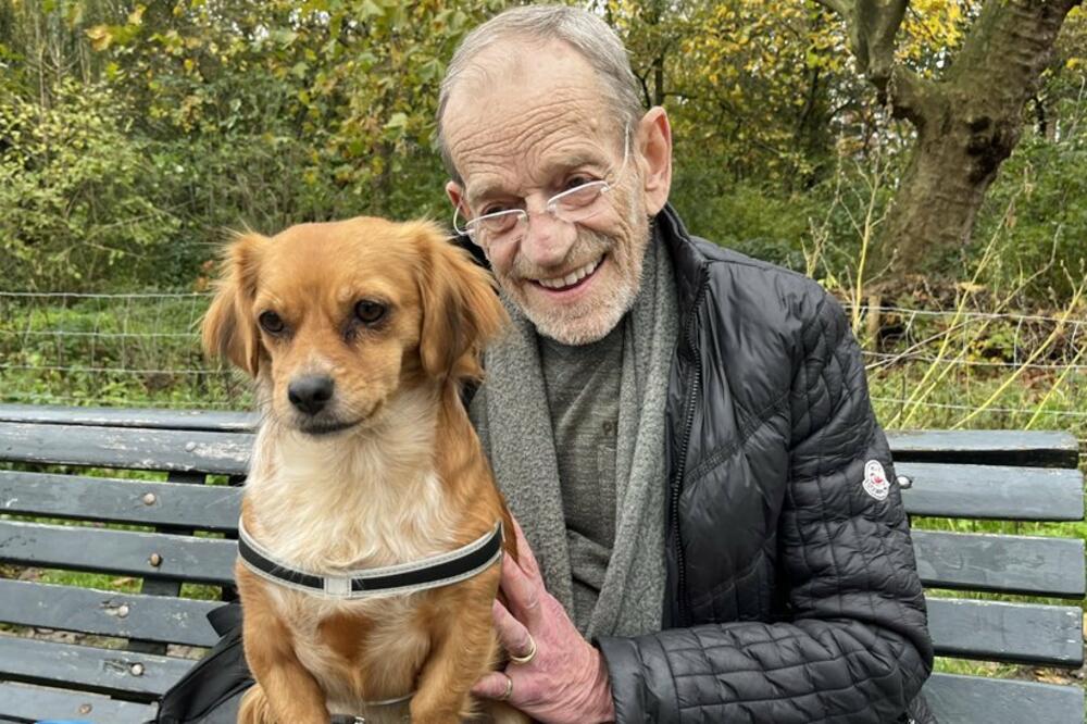 Teo Nienhujs (74) kaže da je program koji ga je spojio sa psom Bikelom pomogao da ga ljudi sada prepoznaju i pozdravljaju na ulici, Foto: BBC