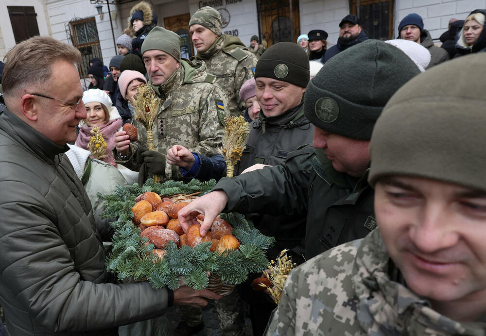 <p>Ukrajinski predsjednik Volodimir Zelenski potpisao je u julu zakon kojim se proslava pomjera za 25. decembar, rekavši da omogućava Ukrajincima da "napuste rusko nasljeđe nametanja božićnih proslava 7. januara"</p>