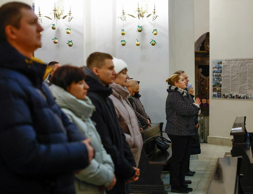 <p>Ukrajinski predsjednik Volodimir Zelenski potpisao je u julu zakon kojim se proslava pomjera za 25. decembar, rekavši da omogućava Ukrajincima da "napuste rusko nasljeđe nametanja božićnih proslava 7. januara"</p>