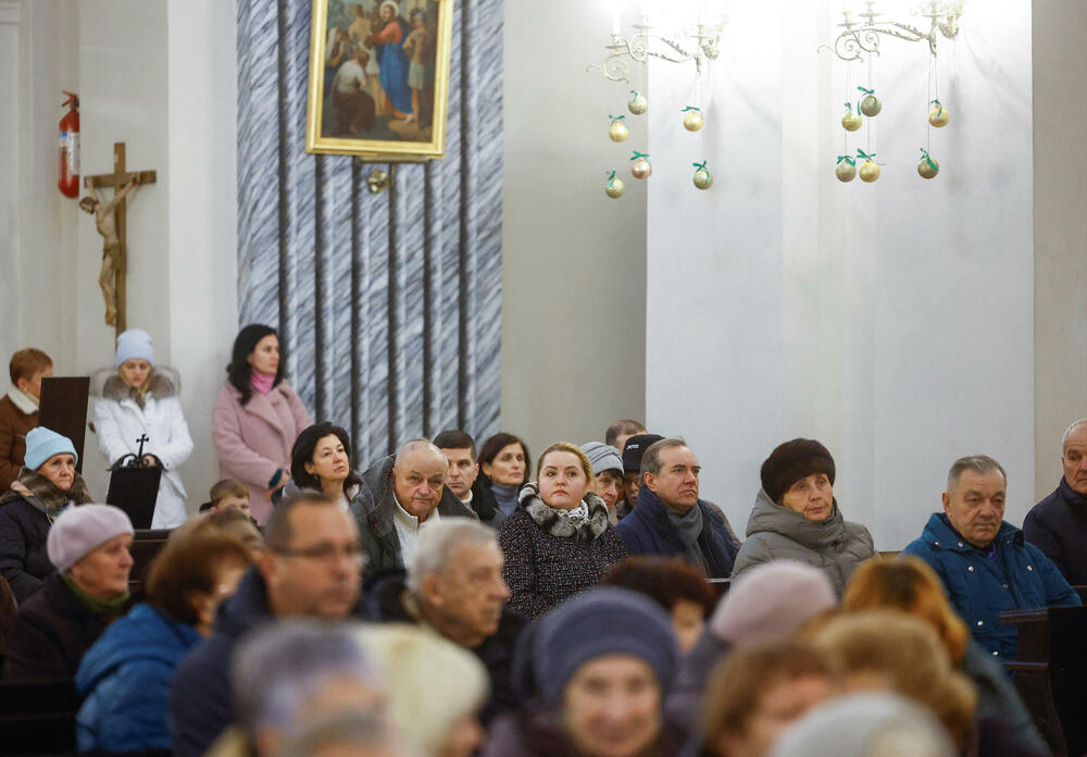 <p>Ukrajinski predsjednik Volodimir Zelenski potpisao je u julu zakon kojim se proslava pomjera za 25. decembar, rekavši da omogućava Ukrajincima da "napuste rusko nasljeđe nametanja božićnih proslava 7. januara"</p>