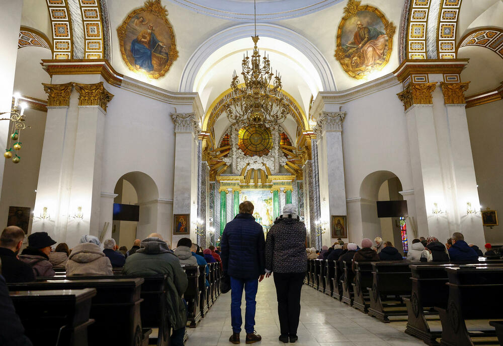 <p>Ukrajinski predsjednik Volodimir Zelenski potpisao je u julu zakon kojim se proslava pomjera za 25. decembar, rekavši da omogućava Ukrajincima da "napuste rusko nasljeđe nametanja božićnih proslava 7. januara"</p>