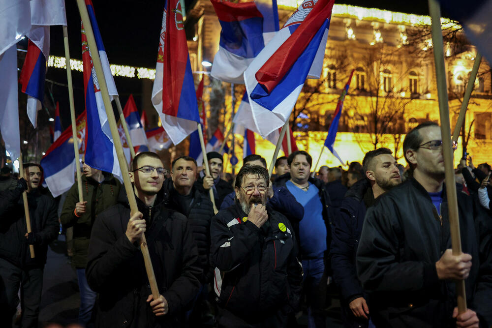 <p>Agencija Rojters navodi da su se hiljade okupile u centru Beograda na antivladinom protestu, zahtijevajući poništavanje parlamentarnih i lokalnih izbora za koje su međunarodni posmatrači rekli da nisu bili pošteni</p>