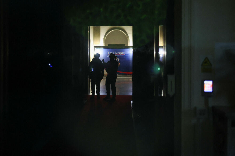 <p>Policijskoj akciji su prethodili incidenti u kojima je po navodima televizije N1, grupa maskiranih osoba kamenicama gađala zgradu Starog dvora</p>