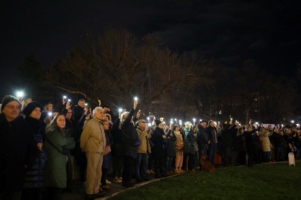 <p>Policijskoj akciji su prethodili incidenti u kojima je po navodima televizije N1, grupa maskiranih osoba kamenicama gađala zgradu Starog dvora</p>