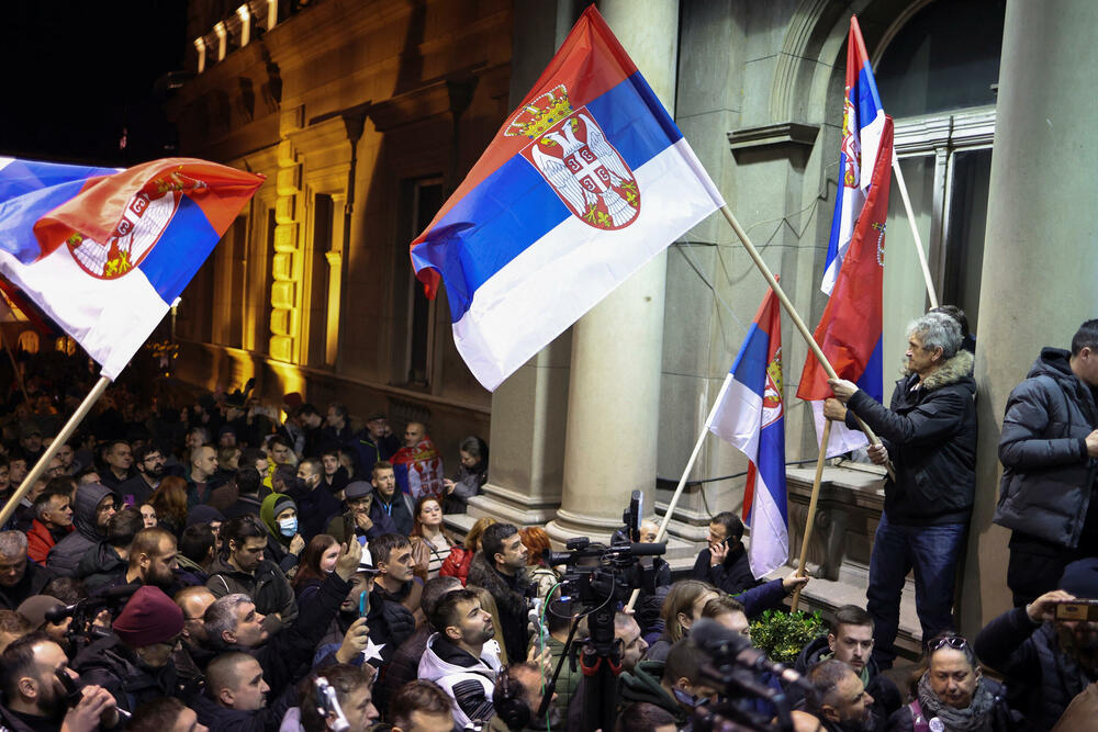 <p>Policijskoj akciji su prethodili incidenti u kojima je po navodima televizije N1, grupa maskiranih osoba kamenicama gađala zgradu Starog dvora</p>