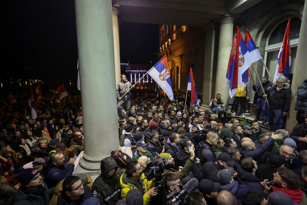 <p>Agencija Rojters navodi da su se hiljade okupile u centru Beograda na antivladinom protestu, zahtijevajući poništavanje parlamentarnih i lokalnih izbora za koje su međunarodni posmatrači rekli da nisu bili pošteni</p>