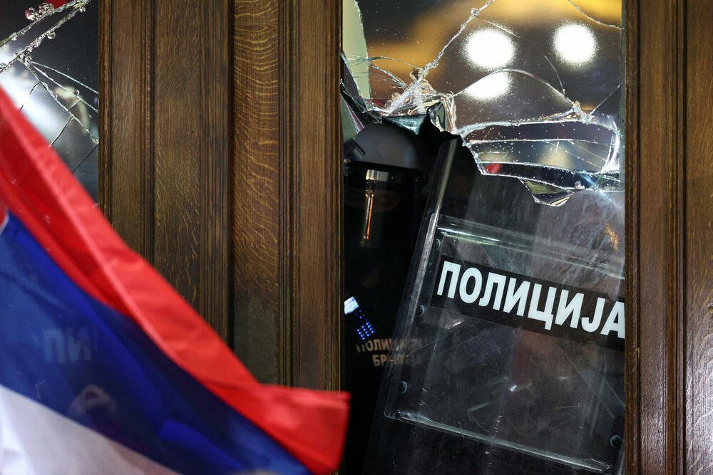 <p>Policijskoj akciji su prethodili incidenti u kojima je po navodima televizije N1, grupa maskiranih osoba kamenicama gađala zgradu Starog dvora</p>