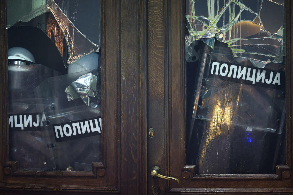 <p>Policijskoj akciji su prethodili incidenti u kojima je po navodima televizije N1, grupa maskiranih osoba kamenicama gađala zgradu Starog dvora</p>