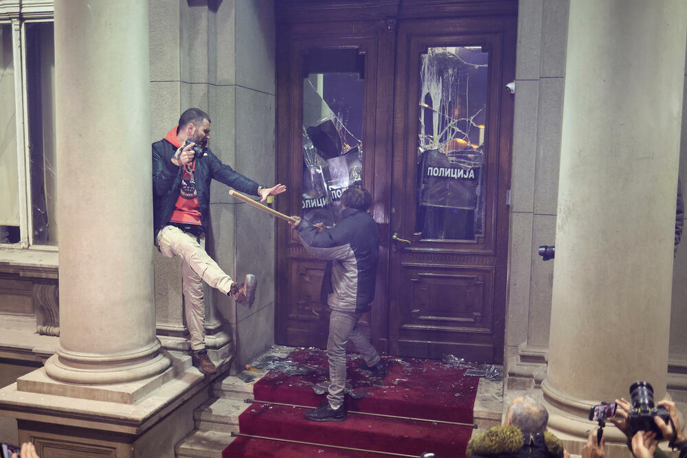 <p>Policijskoj akciji su prethodili incidenti u kojima je po navodima televizije N1, grupa maskiranih osoba kamenicama gađala zgradu Starog dvora</p>