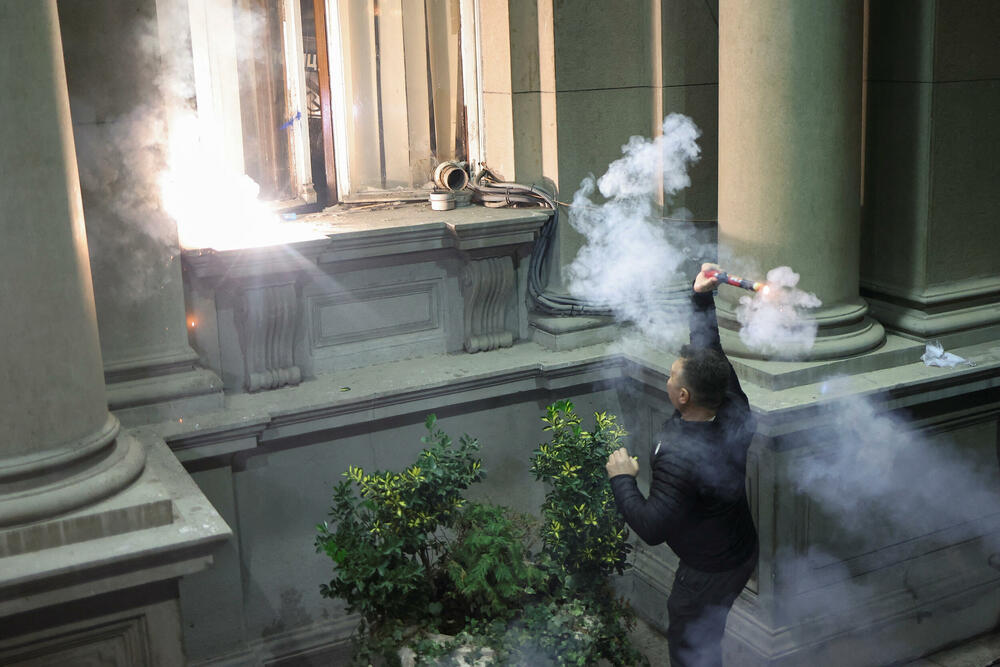 <p>Policijskoj akciji su prethodili incidenti u kojima je po navodima televizije N1, grupa maskiranih osoba kamenicama gađala zgradu Starog dvora</p>