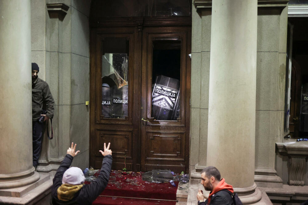 <p>Policijskoj akciji su prethodili incidenti u kojima je po navodima televizije N1, grupa maskiranih osoba kamenicama gađala zgradu Starog dvora</p>