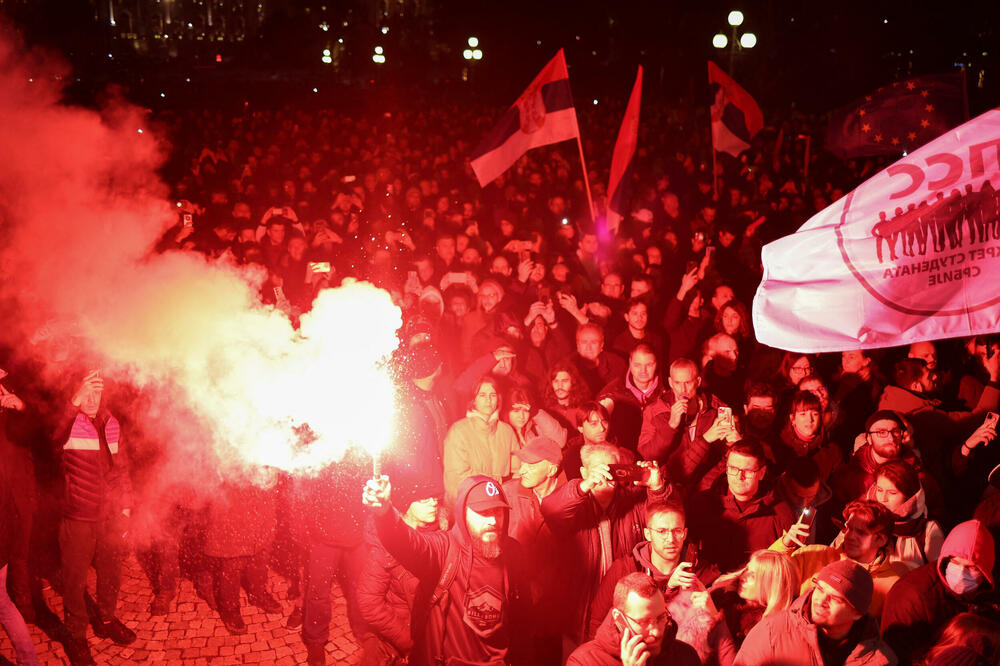Sa sinoćnjeg protesta ispred Skupštine grada Beograda, Foto: Reuters
