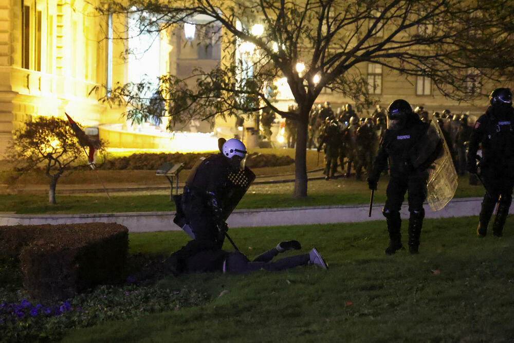 <p>Policijskoj akciji su prethodili incidenti u kojima je po navodima televizije N1, grupa maskiranih osoba kamenicama gađala zgradu Starog dvora</p>