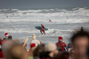 PHOTO "Surfing Santa Claus" in Florida: "Cold" 20 degrees,...