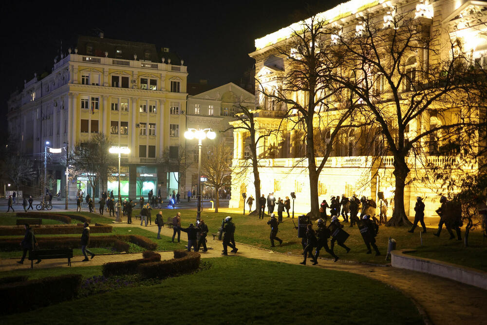 <p>Policijskoj akciji su prethodili incidenti u kojima je po navodima televizije N1, grupa maskiranih osoba kamenicama gađala zgradu Starog dvora</p>