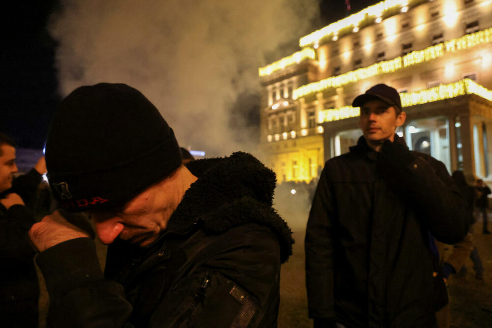 <p>Policijskoj akciji su prethodili incidenti u kojima je po navodima televizije N1, grupa maskiranih osoba kamenicama gađala zgradu Starog dvora</p>