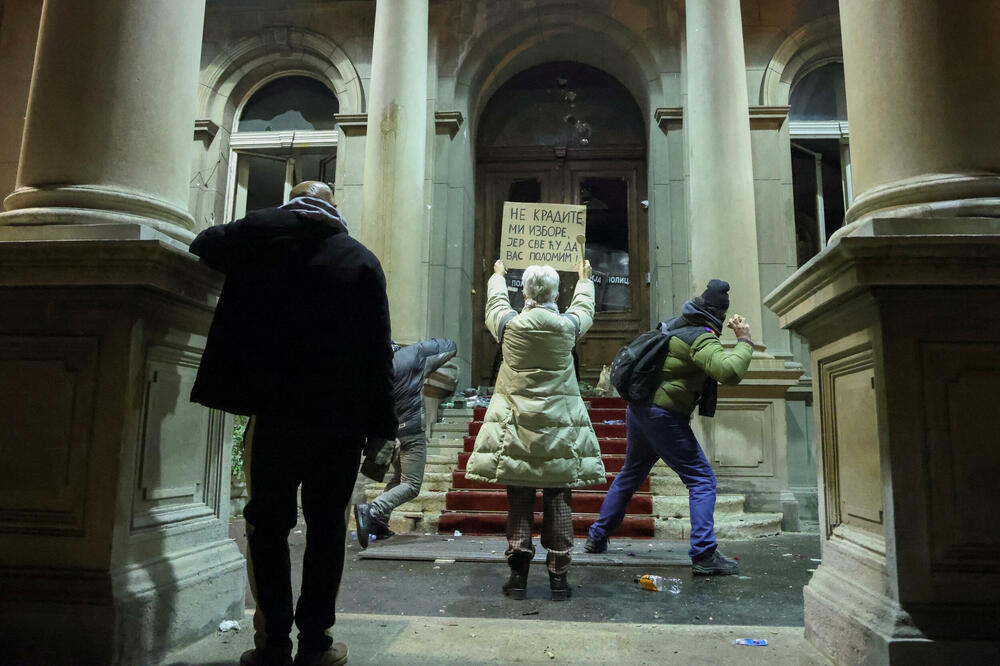 <p>Policijskoj akciji su prethodili incidenti u kojima je po navodima televizije N1, grupa maskiranih osoba kamenicama gađala zgradu Starog dvora</p>