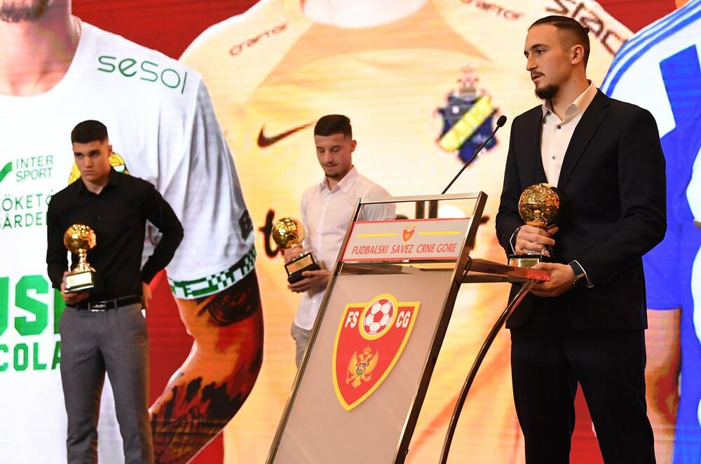 <p>Najbolja fudbalerka je Armisa Kuč. Adžić je, uz Viktora Đukanovića i Benjamina Krijestarca proglašen za najprespektivnijeg fudbalera. Najbolji igrač futsala je Milan Sekulić.</p>