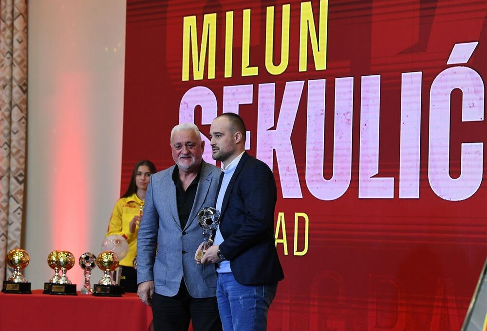 <p>Najbolja fudbalerka je Armisa Kuč. Adžić je, uz Viktora Đukanovića i Benjamina Krijestarca proglašen za najprespektivnijeg fudbalera. Najbolji igrač futsala je Milan Sekulić.</p>