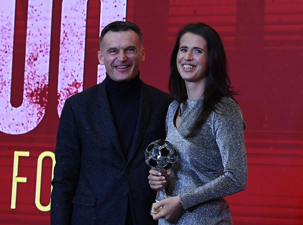 <p>Najbolja fudbalerka je Armisa Kuč. Adžić je, uz Viktora Đukanovića i Benjamina Krijestarca proglašen za najprespektivnijeg fudbalera. Najbolji igrač futsala je Milan Sekulić.</p>