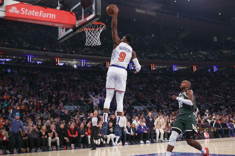 Ar Džej Baret zakucava koš Baksa, Foto: Reuters