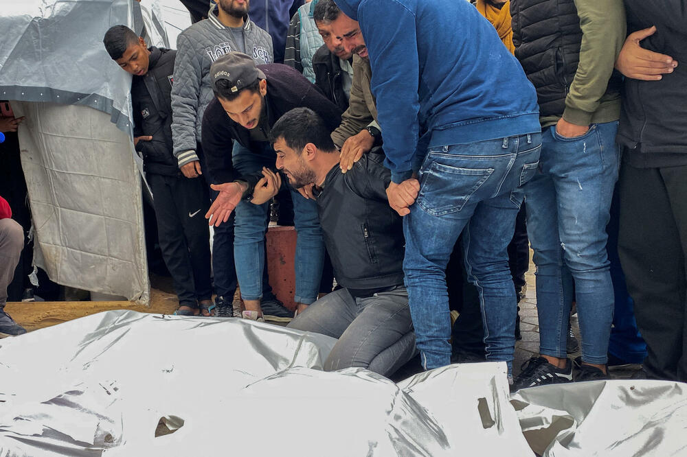 Ožalošćeni Palestinci pored tijela stradalih u izraelskom napadu na Magazi, Foto: Rojters