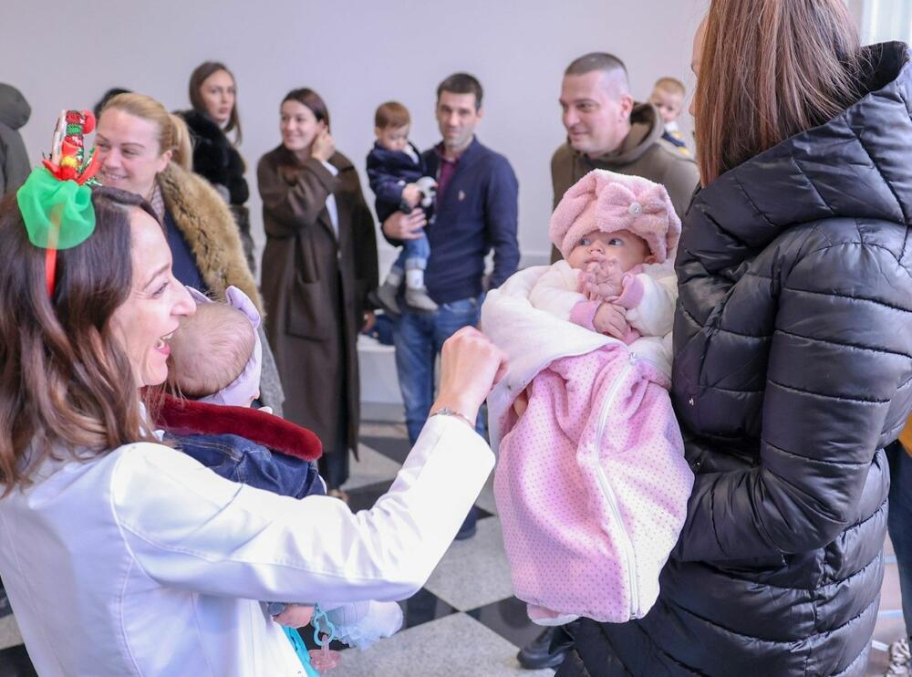 <p>Najradosniji praznici su oni koji se dočekuju sa svojim mališanima. Centar za vještačku oplodnju poliklinike Moj Lab baš tako proslavlja kraj uspješne godine i početak nove.</p>