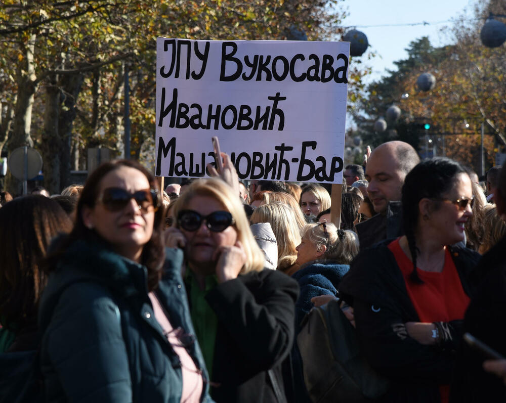 <p>Predsjednik Sindikata prosvjete Radomir Božović poručio je da prosvjetni radnici "proizvode budućnost ove zemlje"</p>