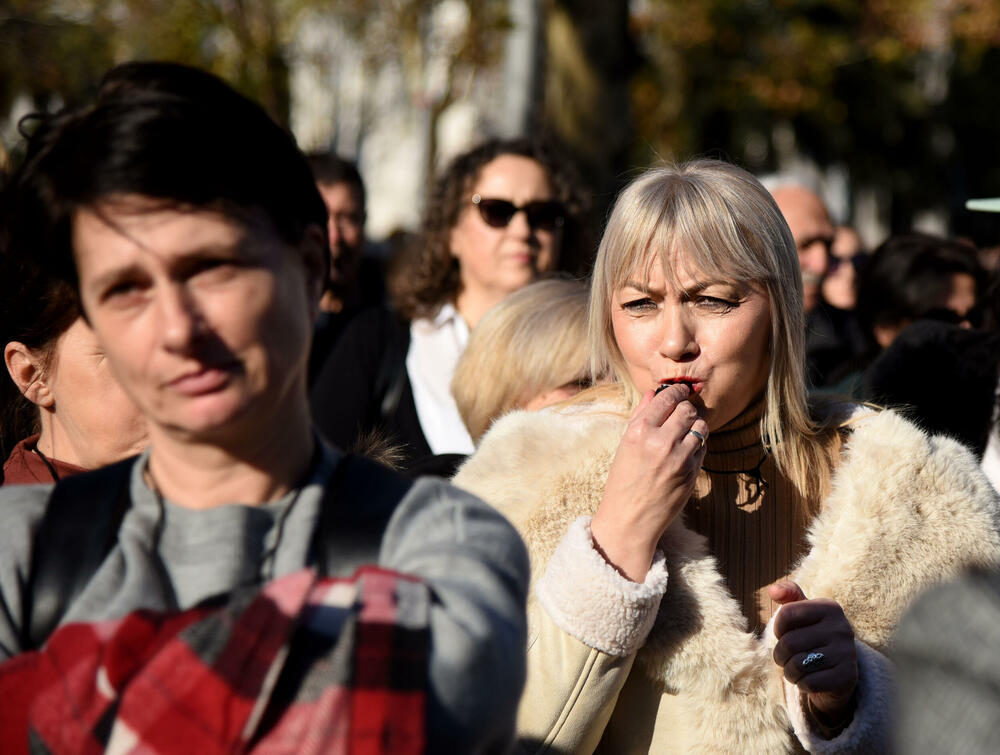 <p>Predsjednik Sindikata prosvjete Radomir Božović poručio je da prosvjetni radnici "proizvode budućnost ove zemlje"</p>