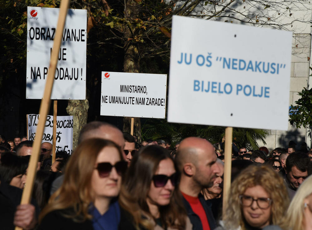<p>Predsjednik Sindikata prosvjete Radomir Božović poručio je da prosvjetni radnici "proizvode budućnost ove zemlje"</p>