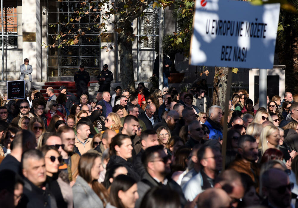<p>Predsjednik Sindikata prosvjete Radomir Božović poručio je da prosvjetni radnici "proizvode budućnost ove zemlje"</p>