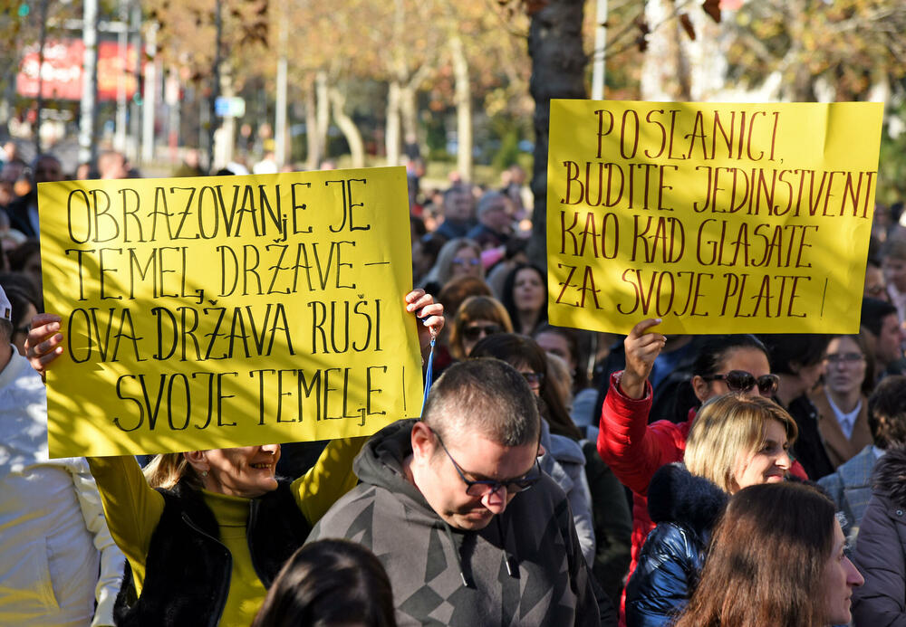 <p>Predsjednik Sindikata prosvjete Radomir Božović poručio je da prosvjetni radnici "proizvode budućnost ove zemlje"</p>