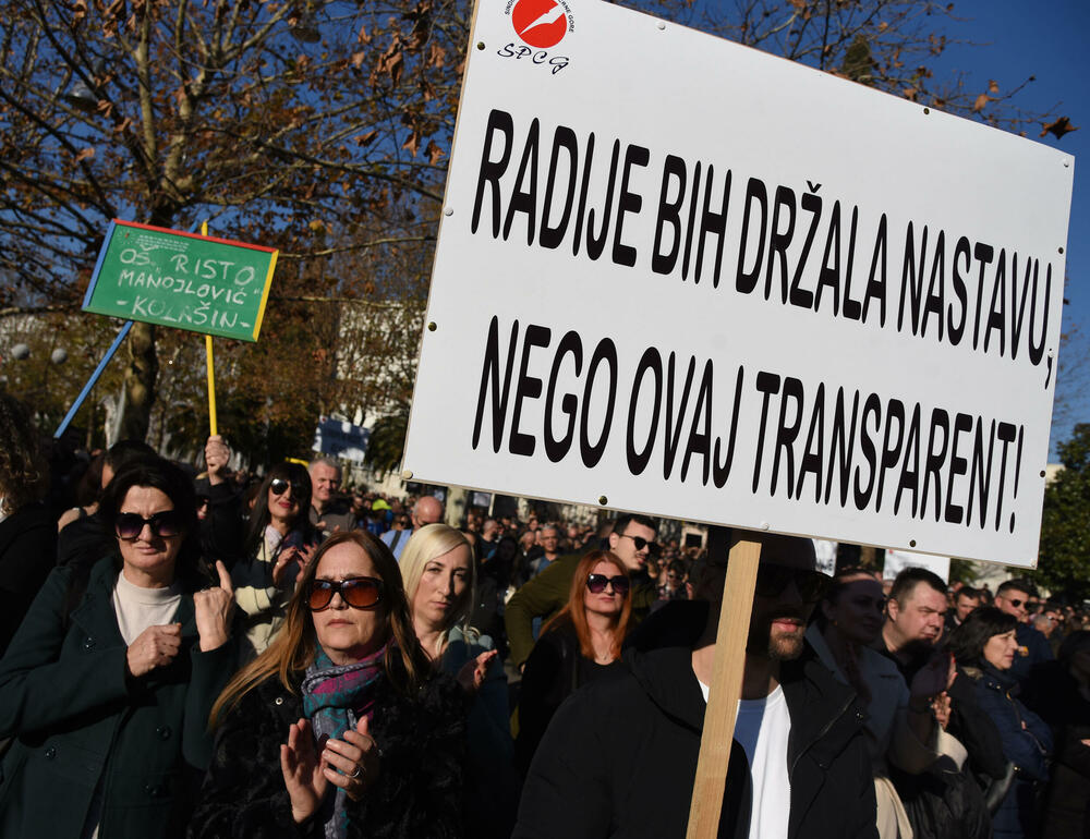 <p>Predsjednik Sindikata prosvjete Radomir Božović poručio je da prosvjetni radnici "proizvode budućnost ove zemlje"</p>