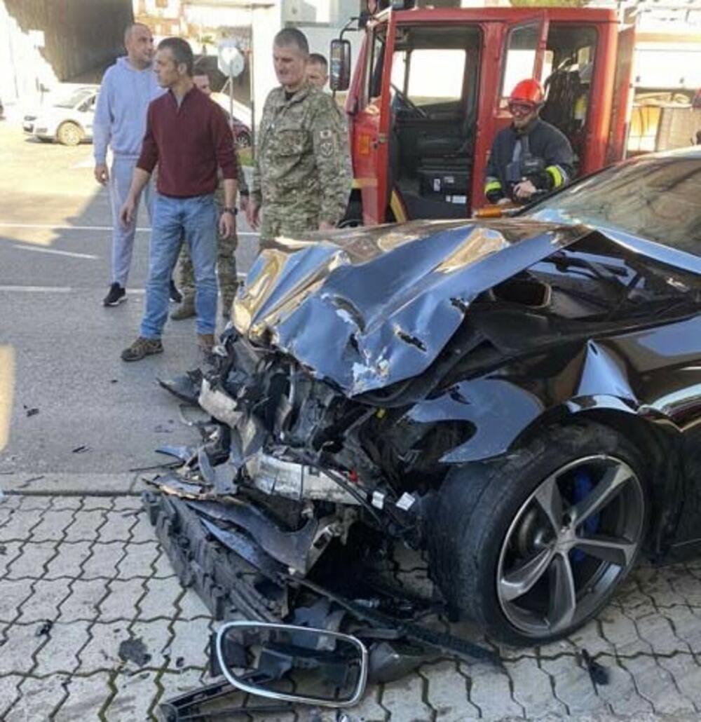 <p>"Pružili su pomoć kolegama iz Uprave policije i Službe zaštite Bar da pomjere okolna vozila, kako bi se otvorio prilaz za vozilo hitne pomoći"</p>